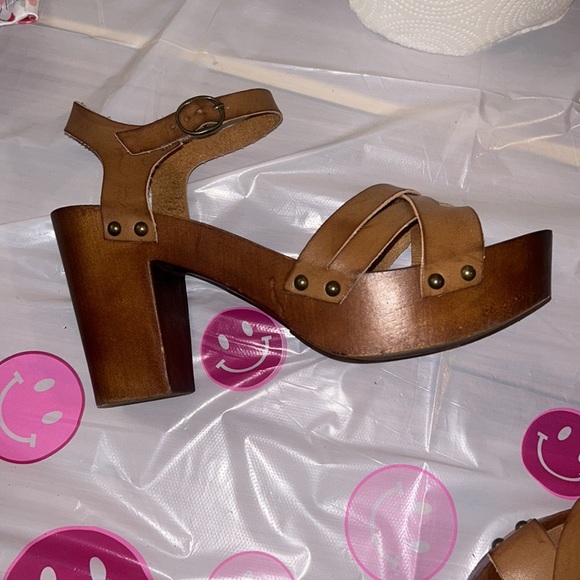 Leather & Wood Look Platforms - Picture 4 of 8